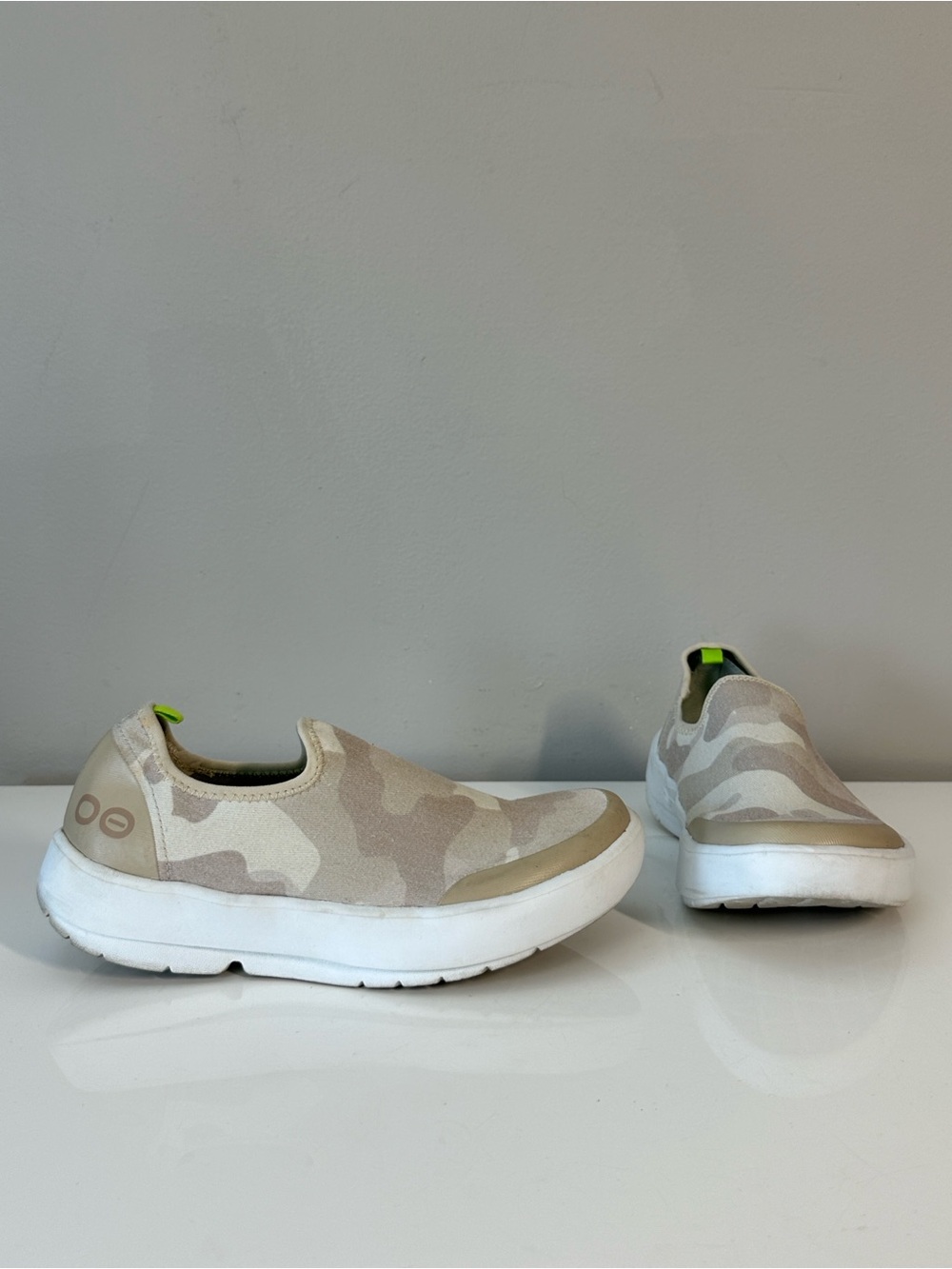 OOFOS Women’s OOMG Eezee Tan Camo Shoes Size 6 Recovery Comfort